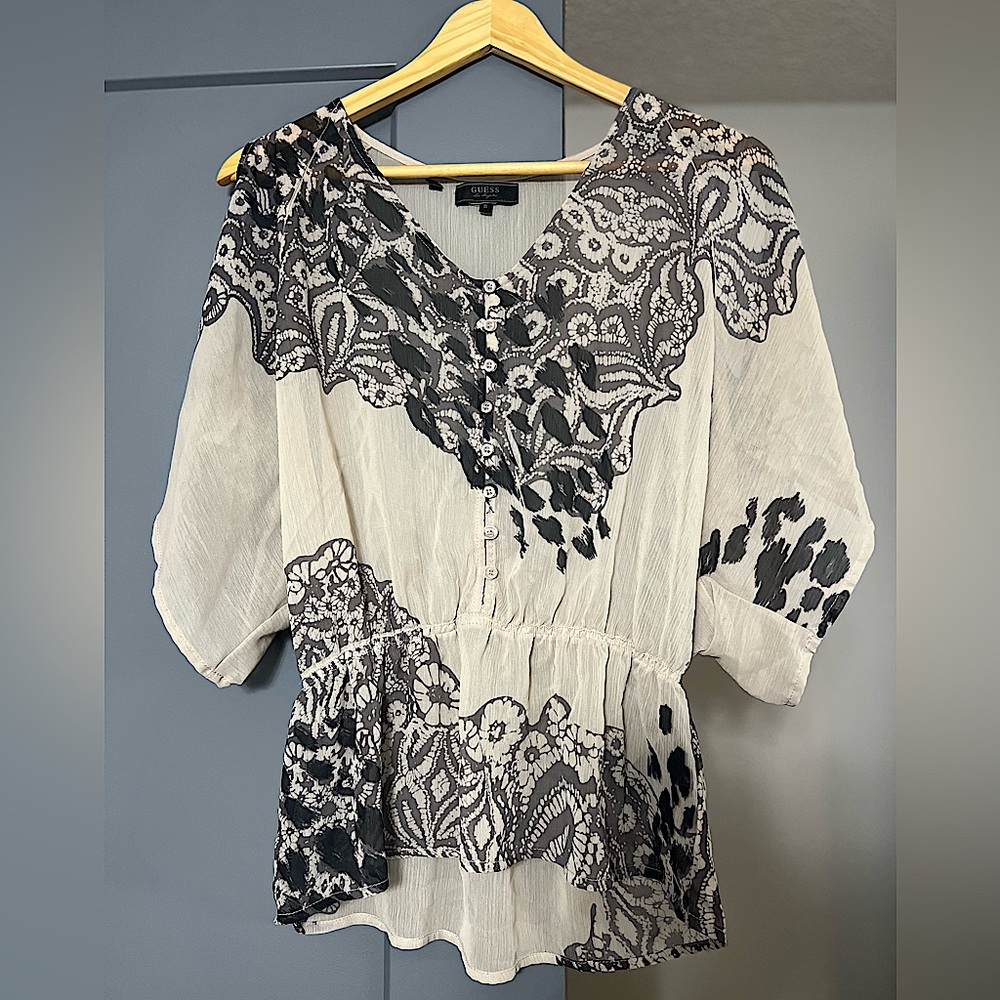 BEAUTIFUL FLOWY TOP FROM GUESS - SIZE S